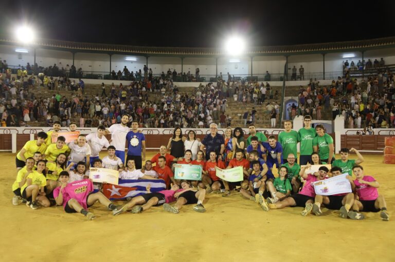 Disfrutando el Viernes Espectacular en el Manza Prix 2025: Más de 5,000 Fanáticos se Unen en la Plaza de Toros para una Fiesta Inolvidable