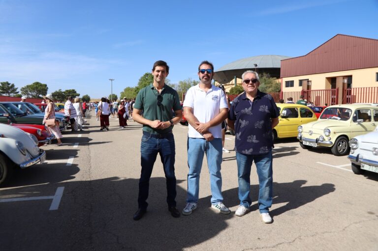 El Club de Automóviles Clásicos ‘El Cuatro Tiempos’ de Manzanares celebra su tradicional encuentro con amantes de los coches clásicos de toda la península y más allá