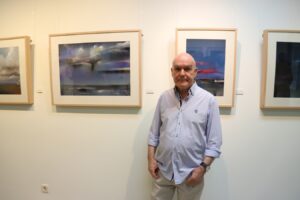 «El Color en los Dedos»: La Nueva Exposición de Paisajes Manchegos de Teo Serna se Inaugura en la Biblioteca