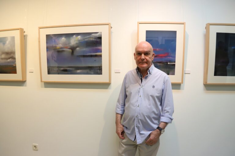 «El Color en los Dedos»: La Nueva Exposición de Paisajes Manchegos de Teo Serna se Inaugura en la Biblioteca