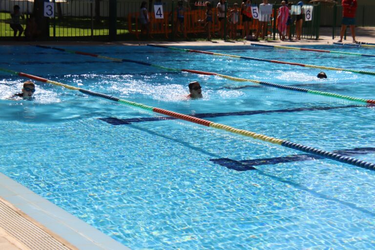 El Torneo de Natación de Fiestas Patronales Cierra la Temporada de Verano con una Asistencia Promedio de 700 Personas Diarias.