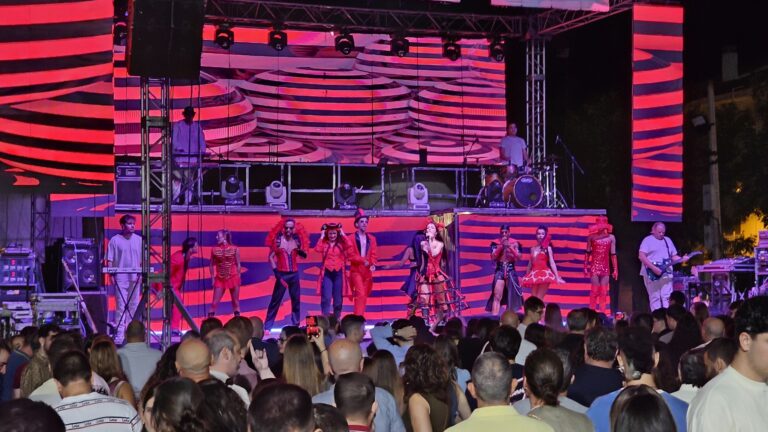 Espectáculo Sensacional de la Orquesta Alaska On Tour Resalta en la Noche de Verbena de las Fiestas Patronales 2025 en Manzanares