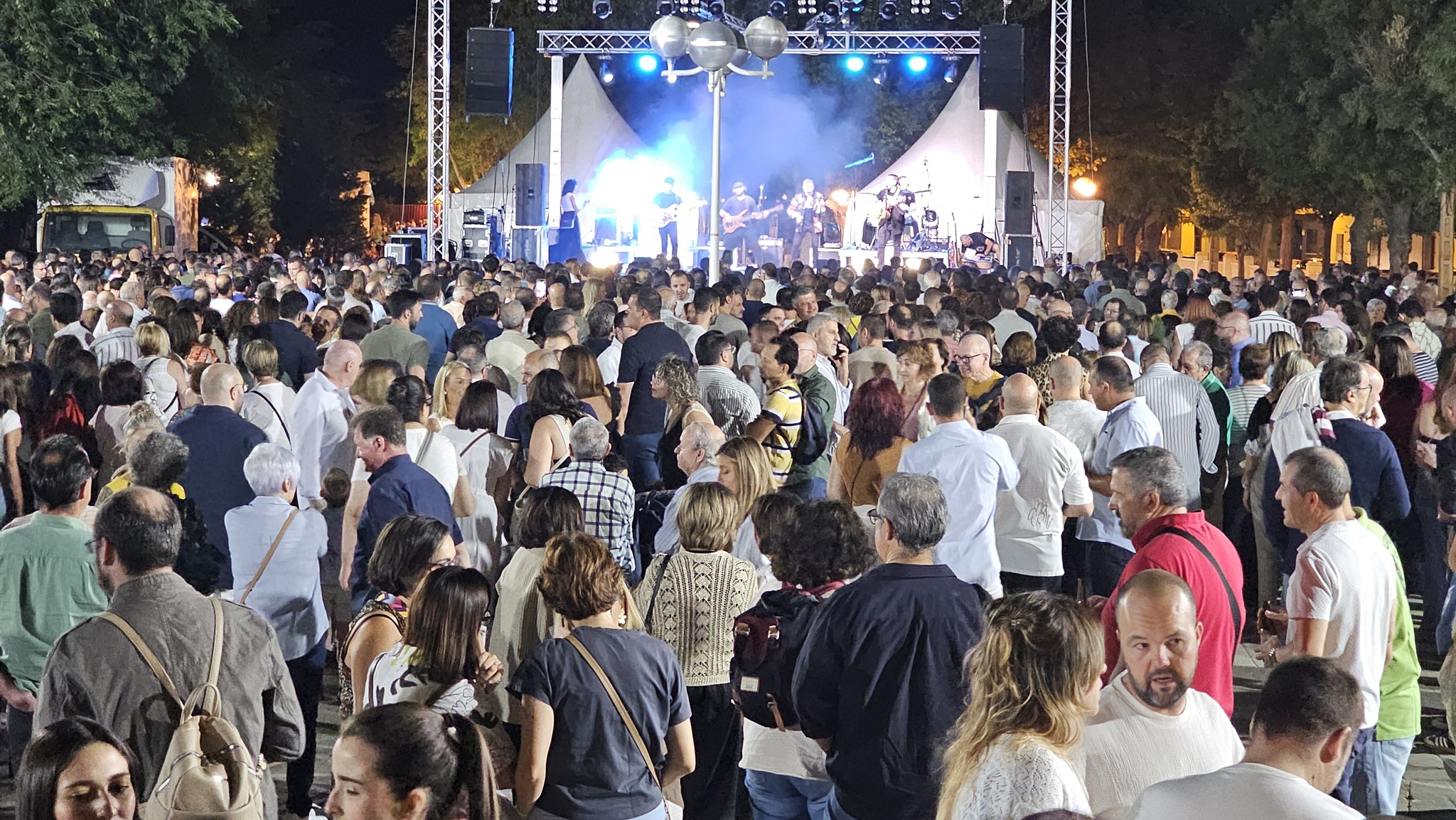 Experiencias Inolvidables: Ambiente Festivo de Actuaciones Musicales y Gastronomía Popular en las Fiestas Patronales Junto al Río
