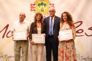 Homenaje a Esther Ruiz, Alex Serna y Juan José Fernández-Arroyo: Manzanareños Ausentes 202… que encarnan la felicidad y el hogar de Manzanares