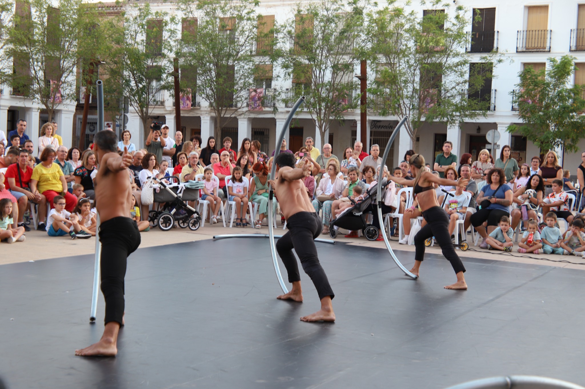 La Segunda Edición de ‘CallejeArtes’ Atrae a 1.500 Personas con Cinco Representaciones Artísticas Inclusivas