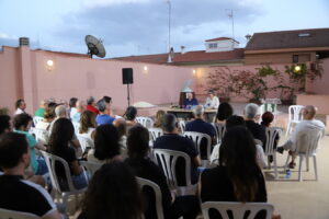 La Terraza de la Biblioteca se Inaugura como Escenario de Lanzamientos Literarios con el Poemario ‘La Noche’ de Chema Fabero