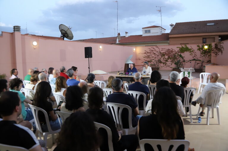 La Terraza de la Biblioteca se Inaugura como Escenario de Lanzamientos Literarios con el Poemario ‘La Noche’ de Chema Fabero