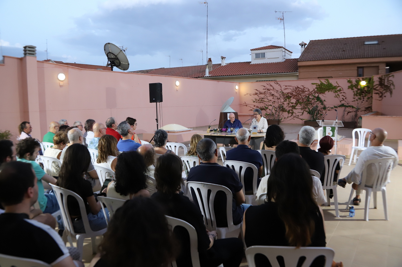 La Terraza de la Biblioteca se Inaugura como Escenario de Lanzamientos Literarios con el Poemario ‘La Noche’ de Chema Fabero
