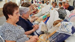 La XXX Muestra de Encaje de Bolillos: Un Encuentro que Une Tradición, Artesanía y Pasión de un Centenar de Participantes
