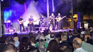 Los Éxitos de Manolo García y Quimi Portet Realzan la Víspera del Día de Jesús del Perdón en los Paseos del Río