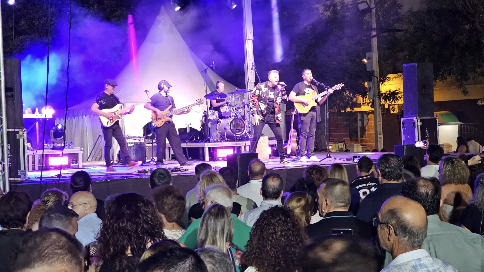 Los Éxitos de Manolo García y Quimi Portet Realzan la Víspera del Día de Jesús del Perdón en los Paseos del Río