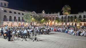 Víspera del día de Nuestro Padre Jesús del Perdón: La Banda de Manzanares AMC Juliá deleita a cientos en la plaza de la Constitución