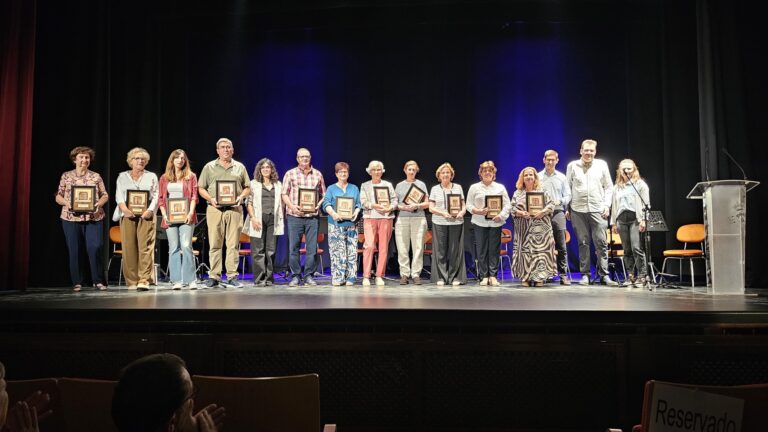 Casi 1.900 Matrículas Registradas en la Universidad Popular de Manzanares para el Curso 2025/26 en Acto Inaugural que Honró a Estudiantes de Larga Duración