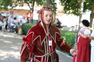 El XII Concurso de Indumentaria Medieval: Un Viaje Celestial al Tiempo de los Caballeros, Princesas y Bufones