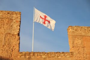 La Bandera de la Orden de Calatrava se Izó en la Torre del Castillo de Pilas Bonas Marcando el Inicio de las XII Jornadas Histórico-Turísticas