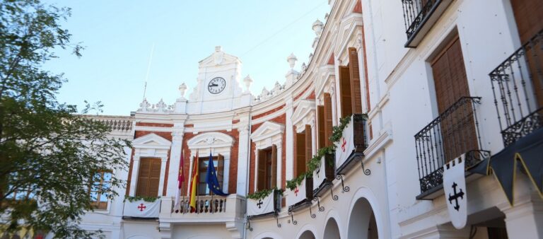 La Duodécima Edición de las Jornadas Medievales Comienza Mañana en Manzanares: la Bandera Cala ya Onda en el Cielo