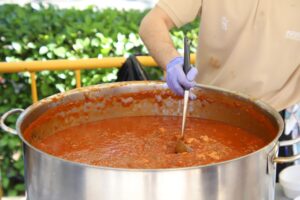 Manzanares Medieval 2025: Julián Nieva Preside Comida Popular con Más de 1.800 Raciones Gratuitas de Pisto con Magro