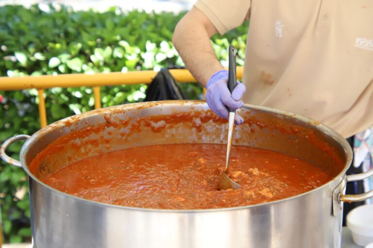 Manzanares Medieval 2025: Julián Nieva Preside Comida Popular con Más de 1.800 Raciones Gratuitas de Pisto con Magro