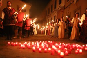 Manzanares Medieval 2025 se Ilumina con Brillante Procesión de Antorchas: Abre con Alta Participación y Promete un Fin de Semana Emocionante