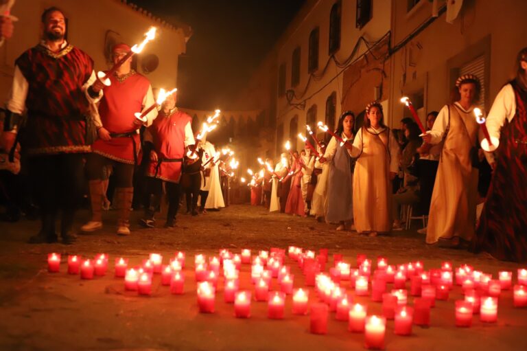 Manzanares Medieval 2025 se Ilumina con Brillante Procesión de Antorchas: Abre con Alta Participación y Promete un Fin de Semana Emocionante