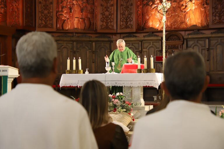 #ManzanaresMedieval2025: La Última Jornada Arranca con Misa Medieval en la Parroquia Abarrotada de la Asunción