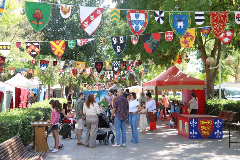 Sábado Matutino en #ManzanaresMedieval2025: Talleres, Espectáculos Infantiles y Pasacalles Deslumbran en un Ambiente Festivo