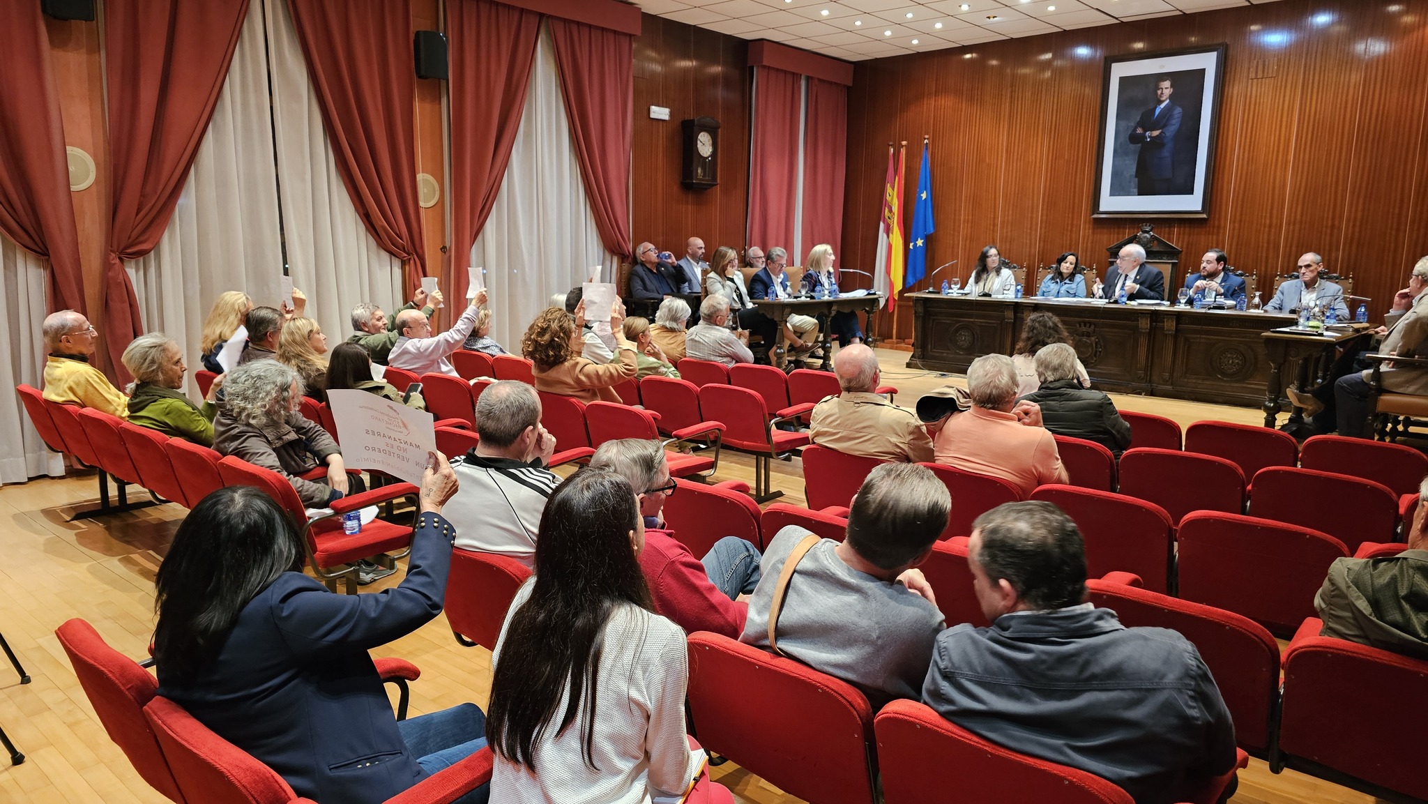 Tras Cuatro Horas de Sesión y Veintena de Interrupciones, Alcalde Suspende el Pleno de Octubre en el Último Asunto