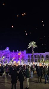 38 Velas en Manzanares: Emotivo Homenaje a las Mujeres Asesinadas por Violencia Machista con Farolillos Voladores Este 25N
