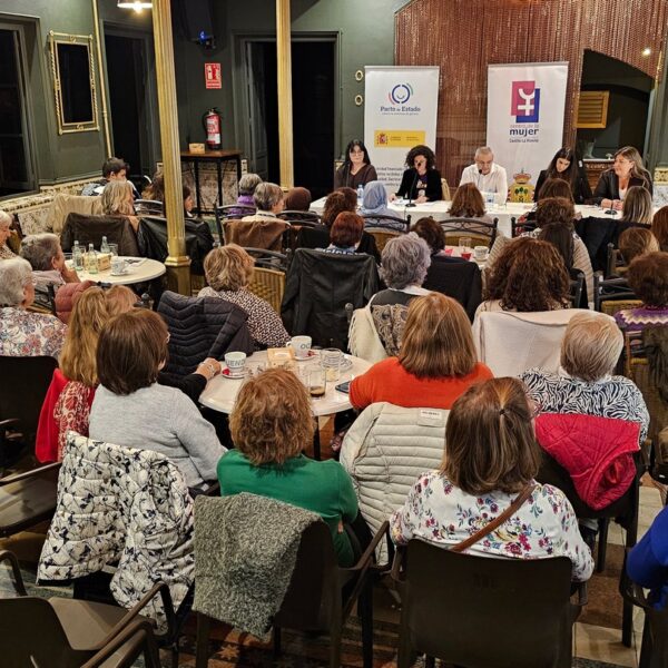 Análisis profundo sobre las diversas formas de violencia de género en mesa redonda para inaugurar los actos municipales del #25N