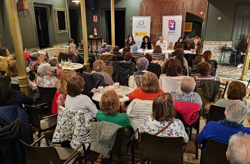 Análisis profundo sobre las diversas formas de violencia de género en mesa redonda para inaugurar los actos municipales del #25N