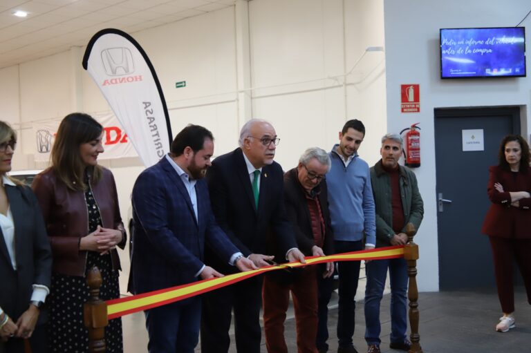 El Alcalde Julián Nieva Inaugura Anualmente el Esperado Salón del Automóvil Manzanares: Diversidad de vehículos y Ofertas Abundantes