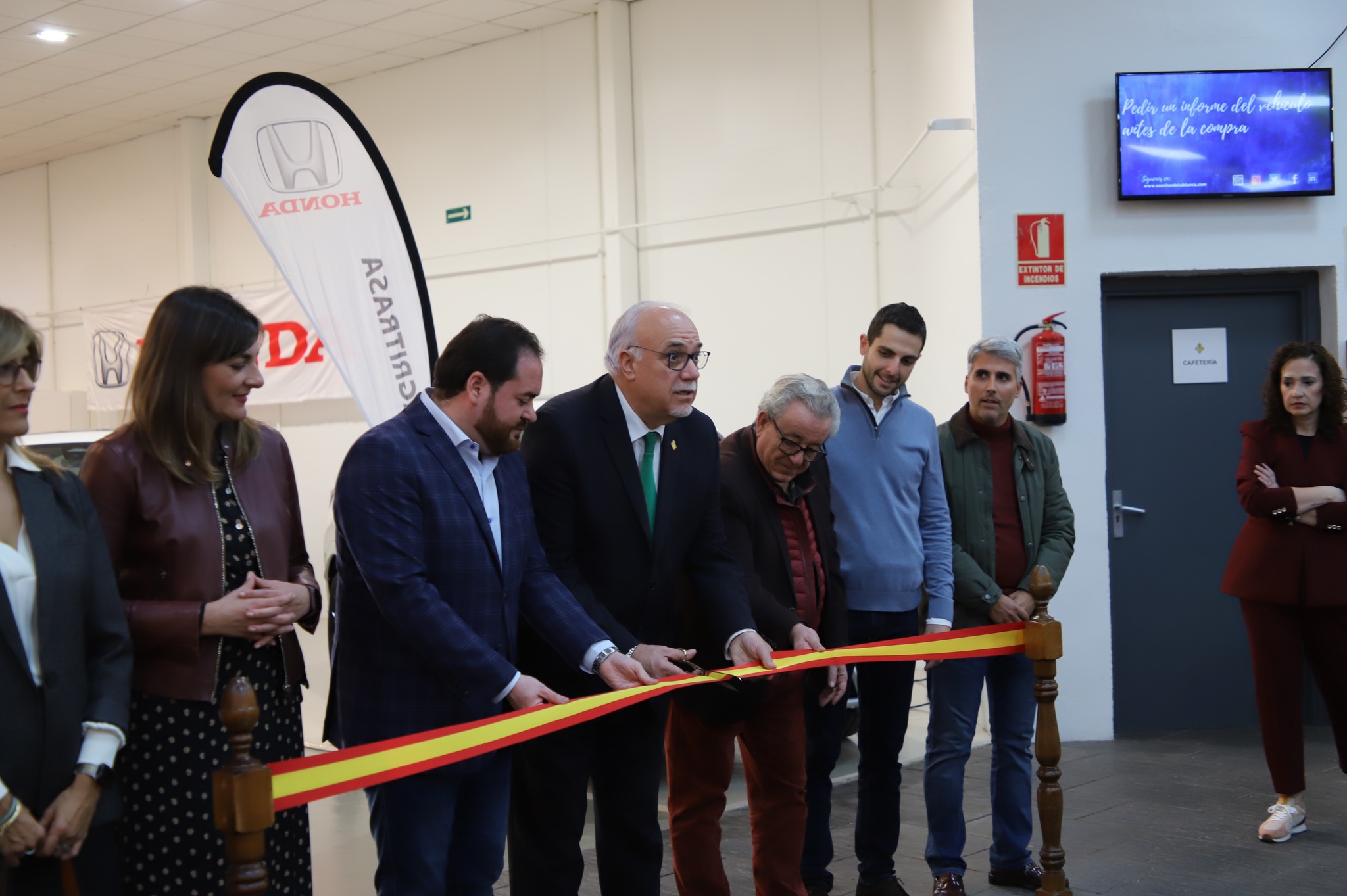 El Alcalde Julián Nieva Inaugura Anualmente el Esperado Salón del Automóvil Manzanares: Diversidad de vehículos y Ofertas Abundantes