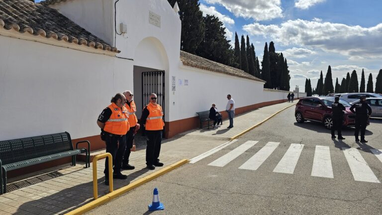 El Día de Todos los Santos: Un Viaje Emocional de Visitas, Recuerdos y la Belleza de la Ornamentación Funeraria Moderna