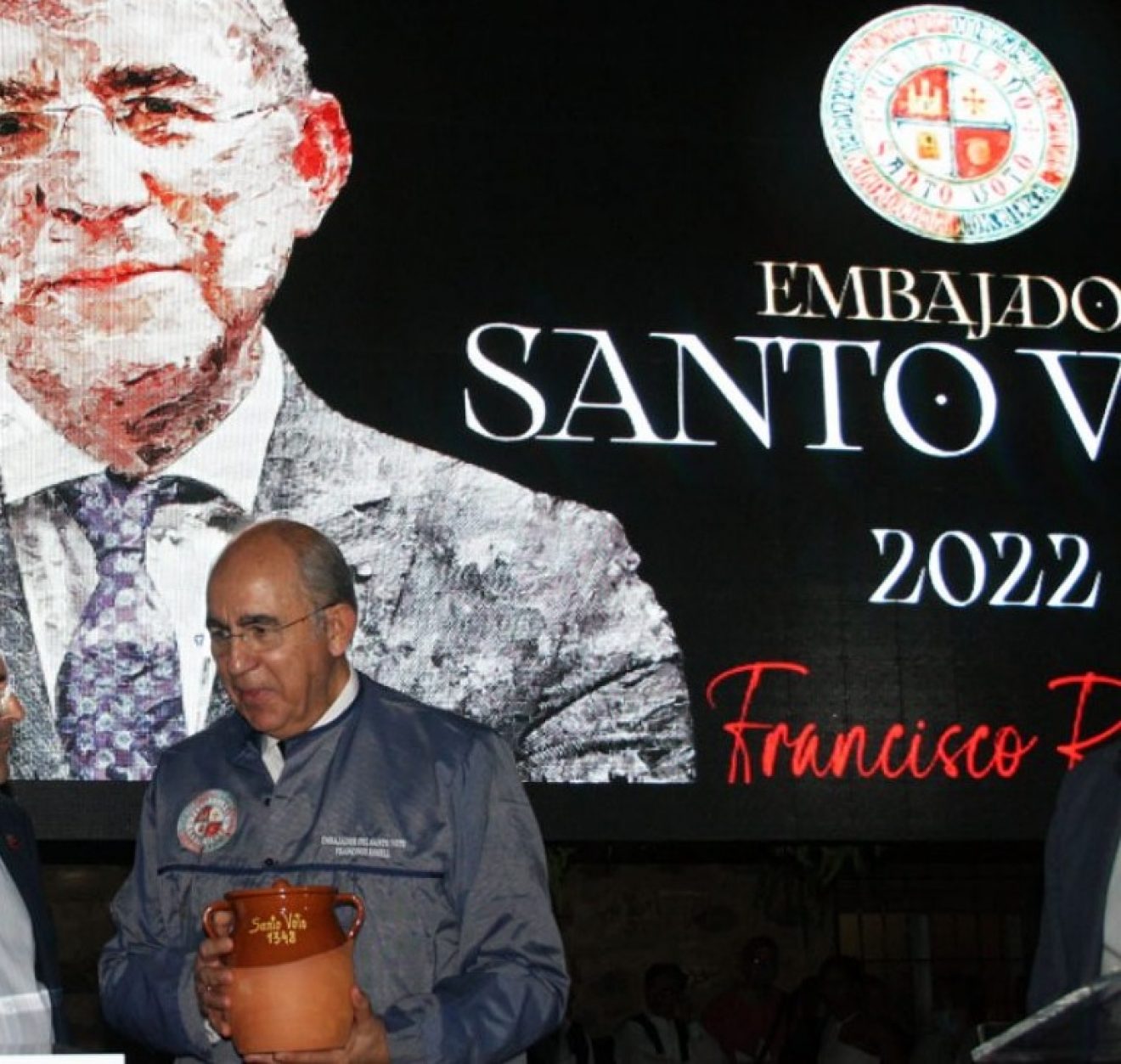 Francisco Rosell galardonado con el premio «Chambra» por su labor periodística en la difusión del folklore de Castilla-La Mancha y Extremadura