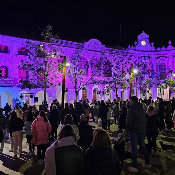 Manzanares Conmemora a las 38 Víctimas de Violencia de Género en el Acto Institucional del #25N 2025 en la Plaza de la Constitución
