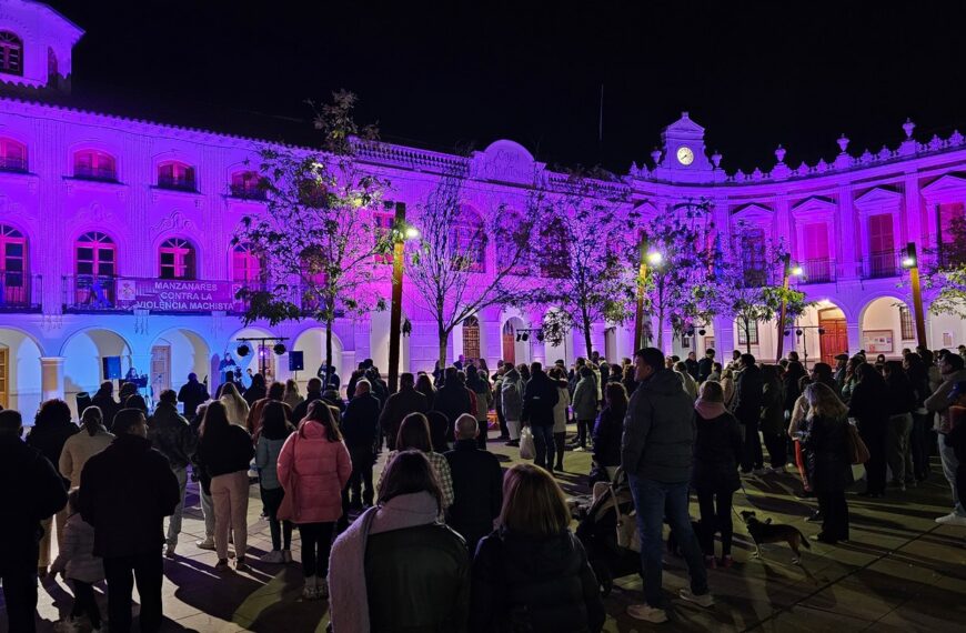 Manzanares Conmemora a las 38 Víctimas de Violencia de Género en el Acto Institucional del #25N 2025 en la Plaza de la Constitución