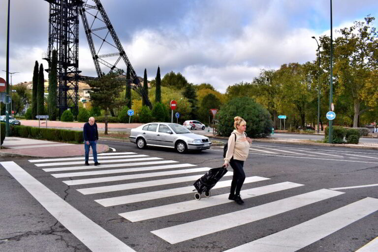 Mejoras en la Seguridad Vial: El Ayuntamiento Implementa Pintura en Pasos Peatonales, Rotondas y Señalización