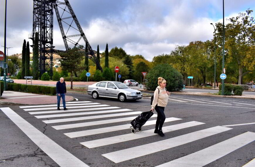 Mejoras en la Seguridad Vial: El Ayuntamiento Implementa Pintura en Pasos Peatonales, Rotondas y Señalización