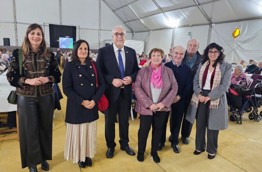 Cerca de 400 Ancianos Asisten a la Tradicional Chocolatada Navideña Organizada por el Ayuntamiento