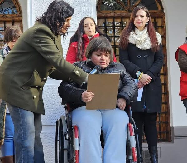 Crónica de la Mañana: Manifiesto del Día Mundial de la Discapacidad 2025 en Plaza de la Constitución
