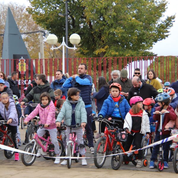 El Año Nuevo Brilla en Manzanares: La Fiesta de la Bicicleta Continúa la Tradición y Llena las Calles una vez más