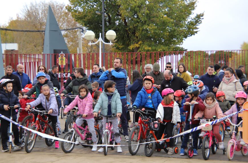 El Año Nuevo Brilla en Manzanares: La Fiesta de la Bicicleta Continúa la Tradición y Llena las Calles una vez más