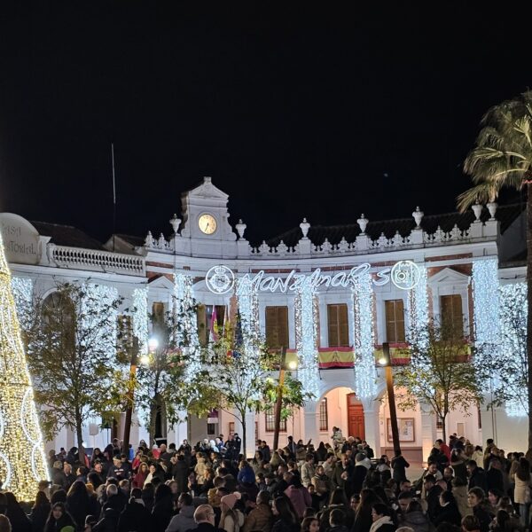 Encendido del alumbrado Navideño en Manzanares: Un brillo festivo envuelve a la localidad