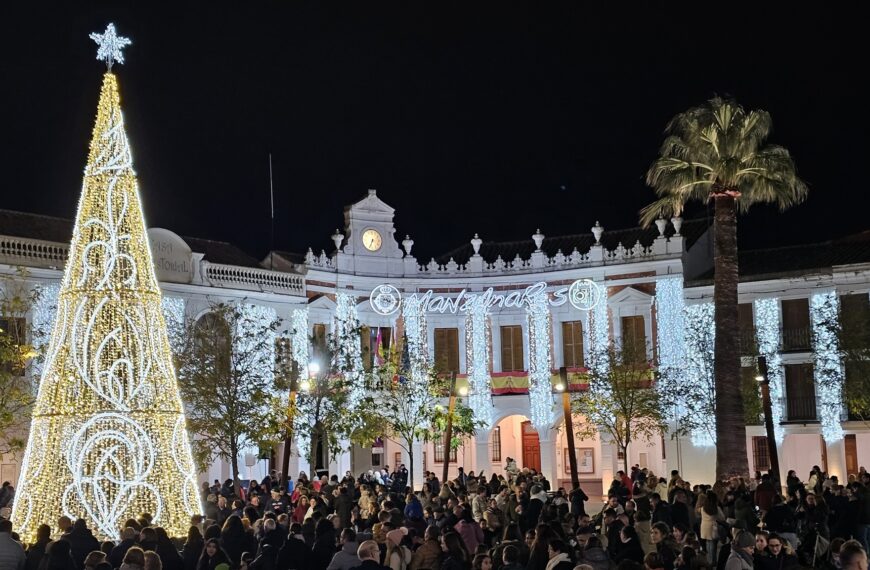 Encendido del alumbrado Navideño en Manzanares: Un brillo festivo envuelve a la localidad