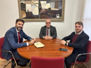 Encuentro entre el Alcalde de Manzanares y Miguel Ángel Díaz Brazales para Discutir Asuntos Económicos y Laborales