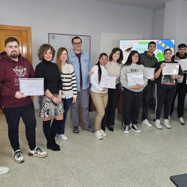 Éxito en la Nueva Escuela de Empleo: Ayuntamiento de Manzanares y Acción Contra el Hambre Celebran Clausura y Empleo de Seis Jóvenes