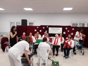 La Residencia ‘Los Jardines’ Celebra la Fiesta de la Familia con la Participación del Alcalde de Manzanares, Julián Nieva