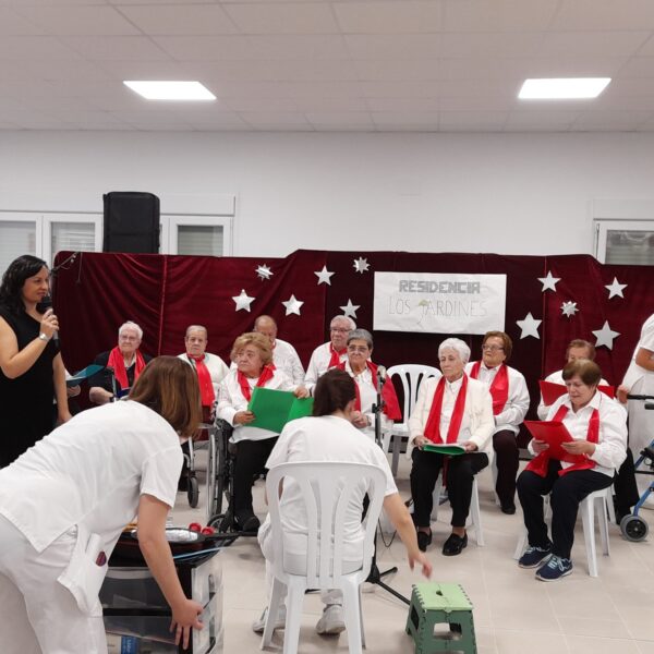 La Residencia ‘Los Jardines’ Celebra la Fiesta de la Familia con la Participación del Alcalde de Manzanares, Julián Nieva