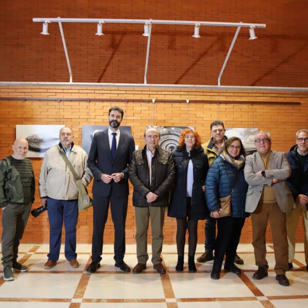 «Viaje a…»: La Nueva Exposición de la Asociación Fotográfica Manzanares que Celebra el Poder Expresivo del Blanco y Negro