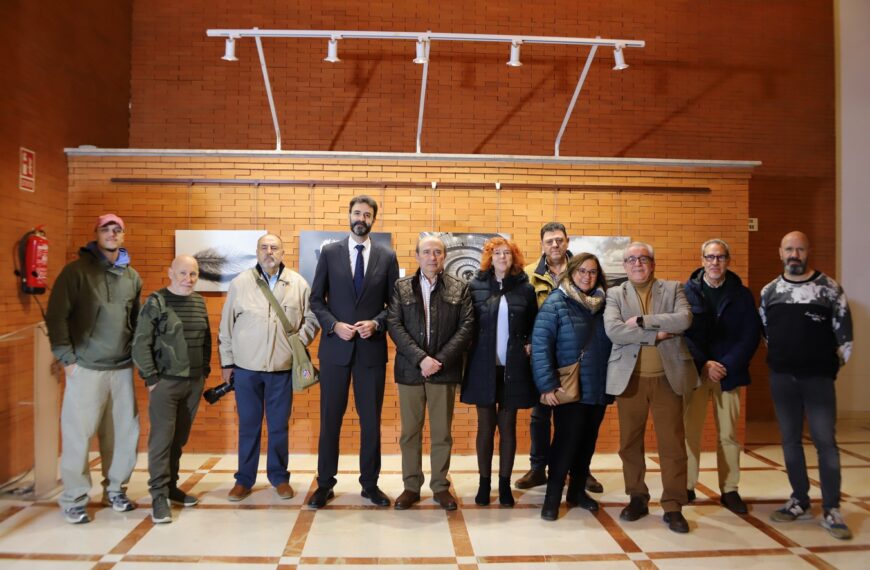 «Viaje a…»: La Nueva Exposición de la Asociación Fotográfica Manzanares que Celebra el Poder Expresivo del Blanco y Negro